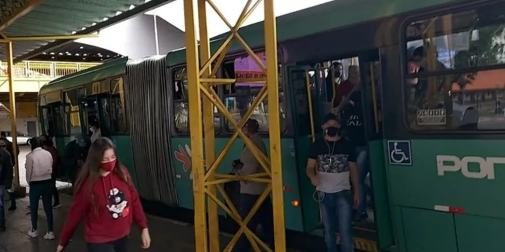 Decreto afirma que a fiscalização do número de passageiros nos ônibus é responsabilidade dos trabalhadores ligados ao transporte público 