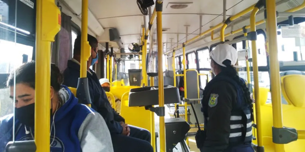 Uma das determinações prevê que o transporte seja feito somente com passageiros sentados