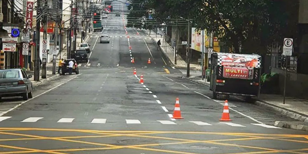Paralelo às atividades no Centro, as equipes também deram início à recuperação da sinalização horizontal em vias do bairro Contorno.