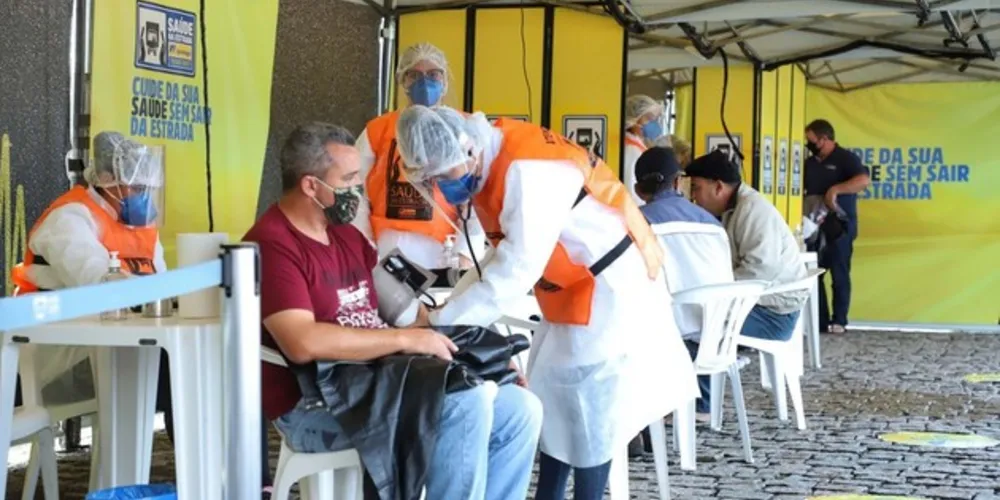 A ação conjunta oferece orientações e testes da Covid-19, vacinação contra gripe e sarampo, além de testes de controle de hipertensão e diabetes.