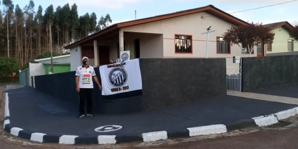 Com o isolamento social devido a pandemia, o torcedor aproveitou o tempo ócio em casa para pintar as paredes do muro e da calçada de preto e branco