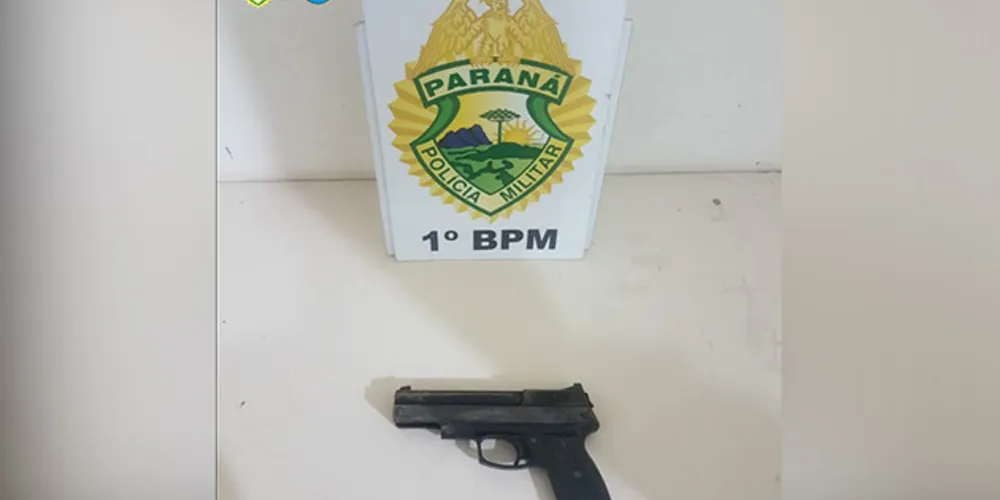 Arma de brinquedo usado pela dupla no assalto foi apreendida pela PM