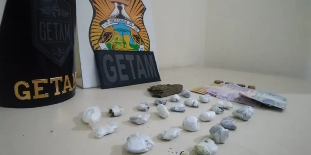 Várias porções de maconha foram encontradas na janela onde as vendas eram realizadas
