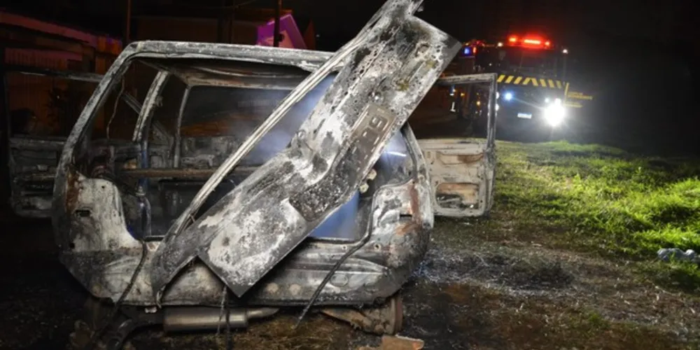 Carro estava abandonado na Vila Ana Rita e polícia investiga possível furto ou roubo