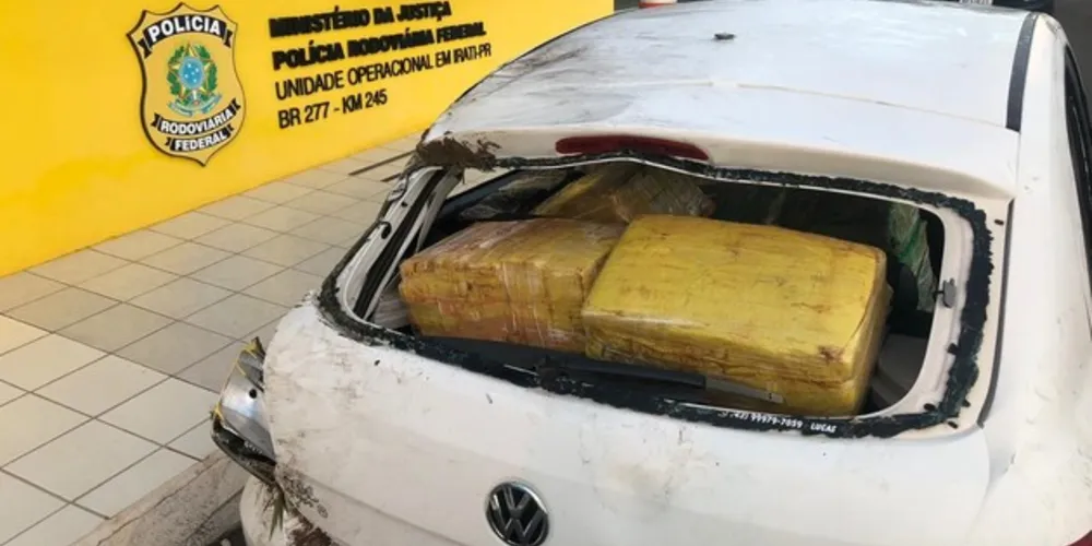 Carro estava abandonado às margens da BR-277 carregado com maconha