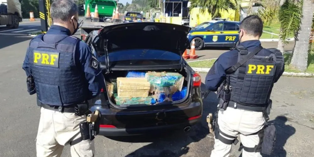 Droga estava em carro roubado na cidade de Itajaí (SC) abordado na BR-277, em Irati