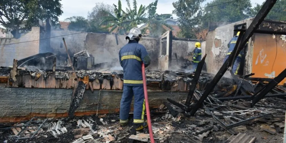 A família perdeu tudo. Não houve vítimas, segundo informou o Corpo de Bombeiros.
