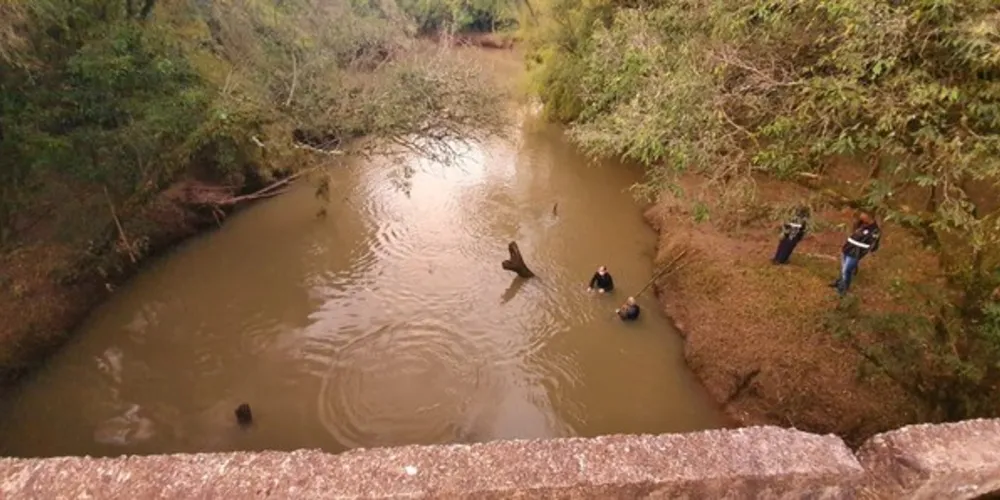Polícia e bombeiros buscam corpo de mais uma vítima na cidade