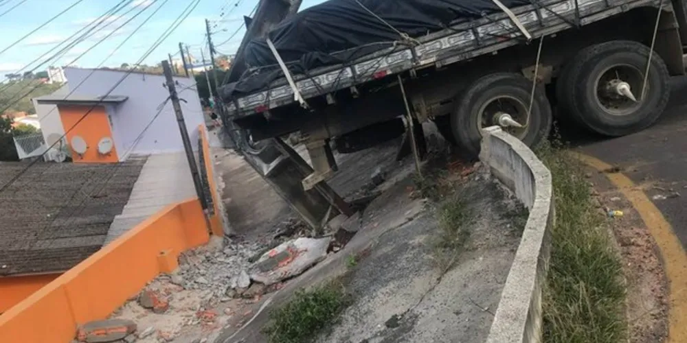Acidente aconteceu nessa sexta-feira no prolongamento da Vicente Machado