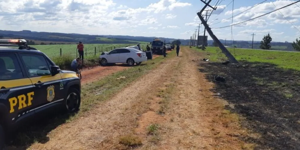 Imagem ilustrativa da imagem Acidente com três carros derruba poste em Imbituva