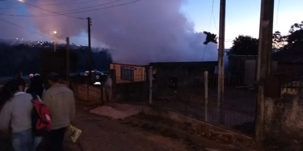 Imagem ilustrativa da imagem Incêndio em casa mobiliza bombeiros na 31 de Março