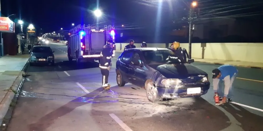 Apesar do susto, ocupantes do carro conseguiram escapar ilesos
