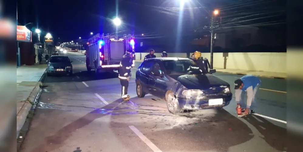 Apesar do susto, ocupantes do carro conseguiram escapar ilesos