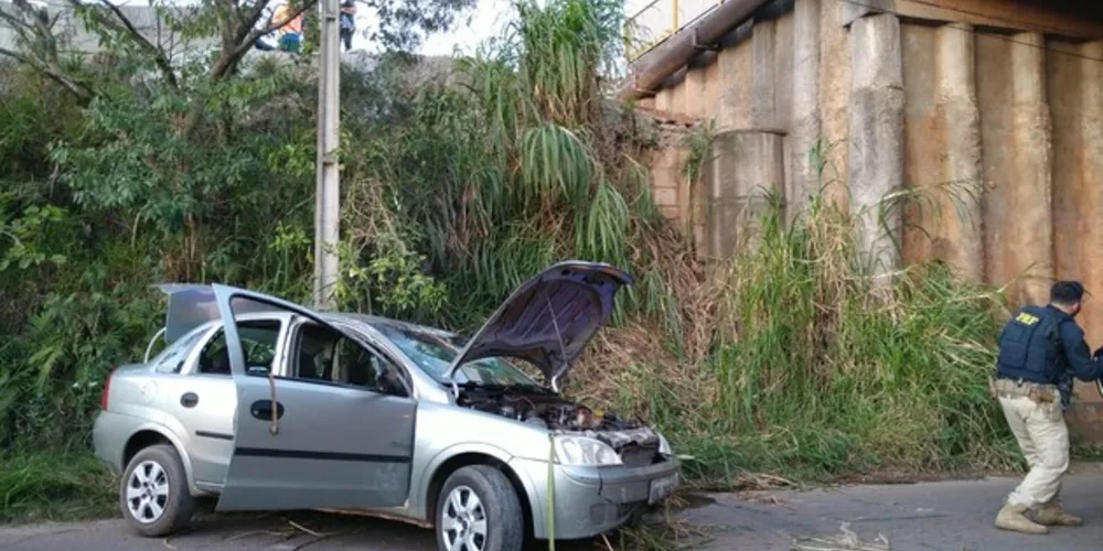 Motorista desobedeceu ordem de parada e, durante a fuga, carro despencou de trincheira