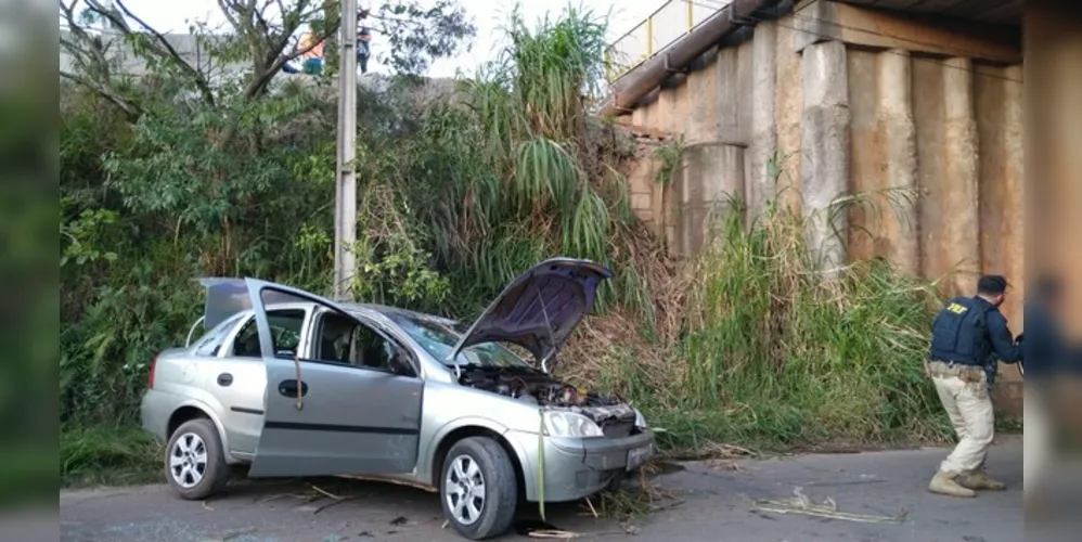 Motorista desobedeceu ordem de parada e, durante a fuga, carro despencou de trincheira