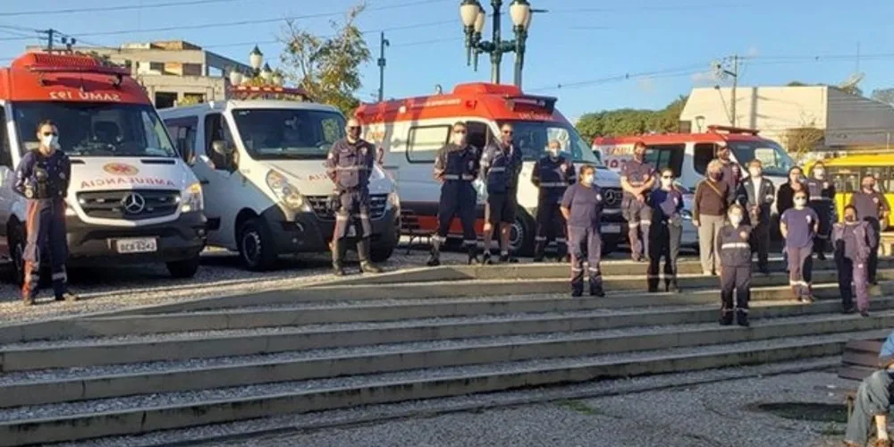No momento do sepultamento, colegas de trabalho reuniram ambulâncias em frente ao cemitério 