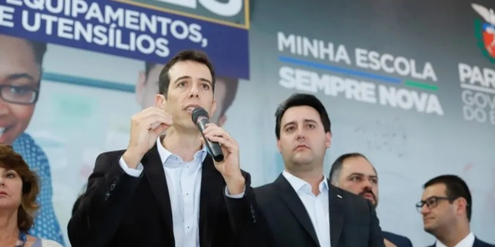 De acordo com o perfil descrito no site da Seed, Renato Feder é mestre em Economia pela Universidade de São Paulo (USP) e graduado em Administração pela Fundação Getúlio Vargas (FGV)