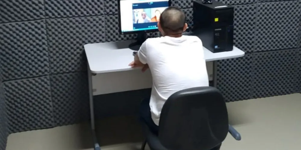 Para que os familiares possam utilizar este recurso é necessário que enviem uma solicitação de agendamento, por endereço eletrônico, ao setor de serviço social da unidade prisional em que o preso está custodiado e aguardar os demais procedimentos.