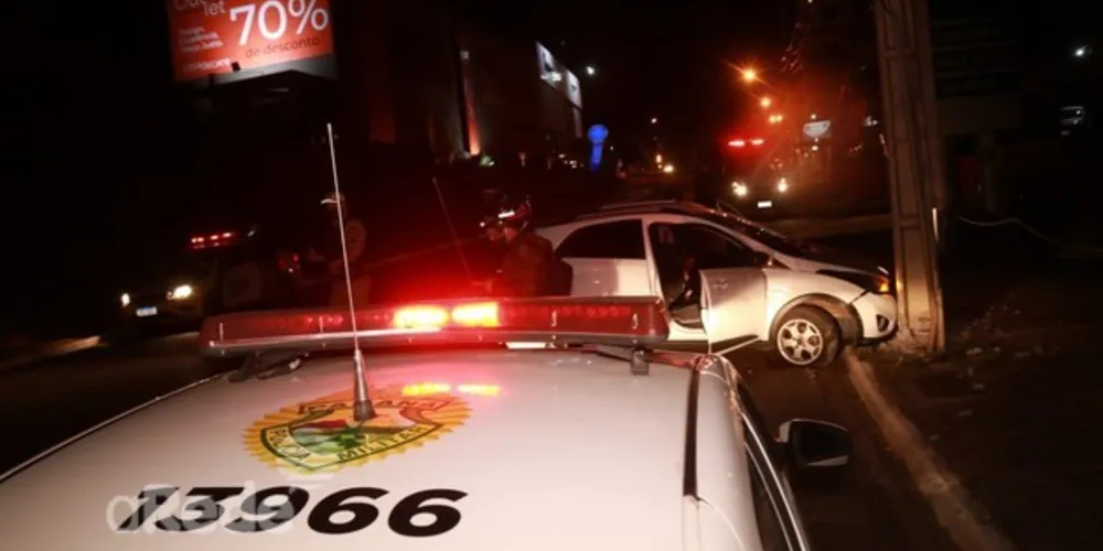 Imagem ilustrativa da imagem Carro é abandonado após a colisão na Monteiro Lobato
