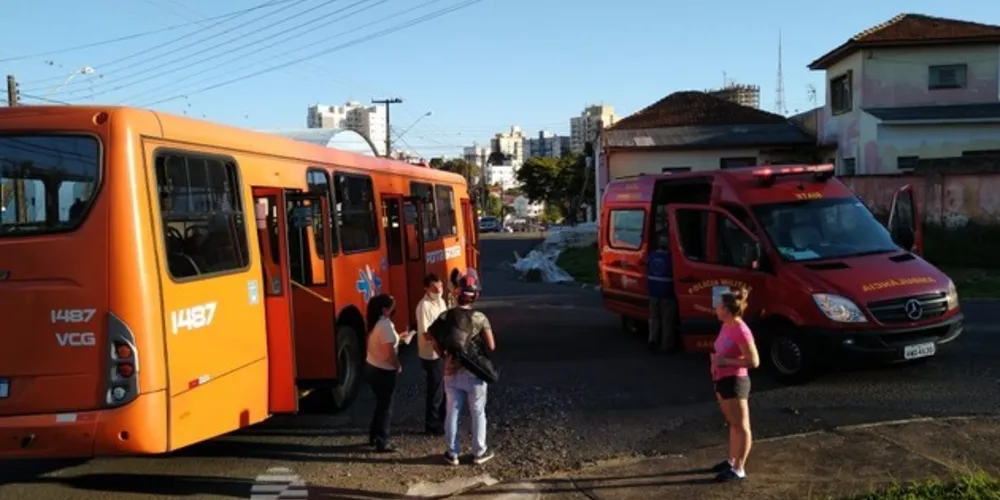 Imagem ilustrativa da imagem Acidente envolve carro e ônibus no Jardim Carvalho