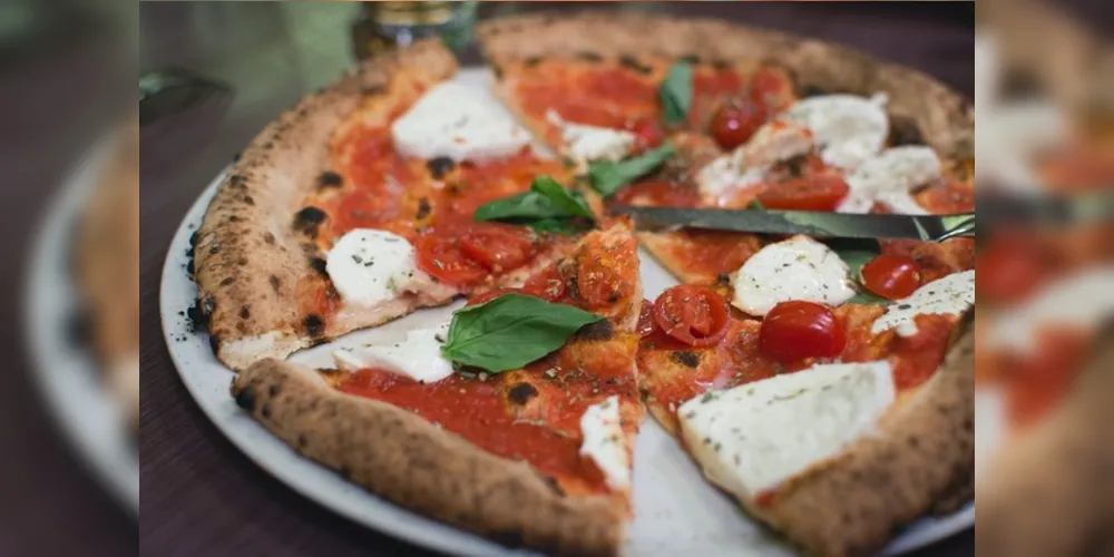 São três opções de sabores: clássica margherita, tradicional calabresa e especial banana
