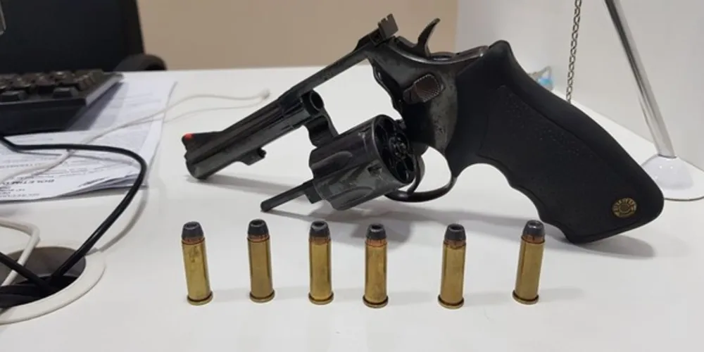 Durante a ação foi encontrado um revólver calibre 38 com seis munições