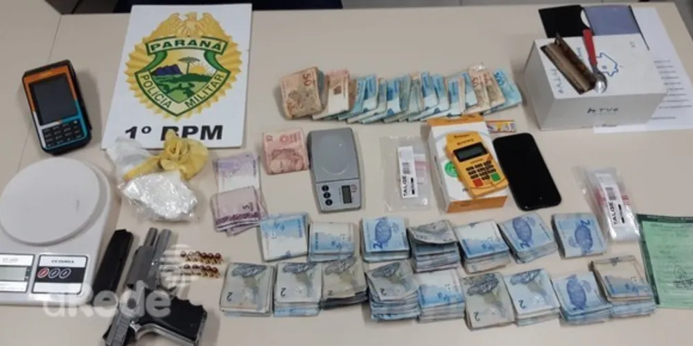 Policiais apreenderam drogas, armas, balanças de precisão e dinheiro;