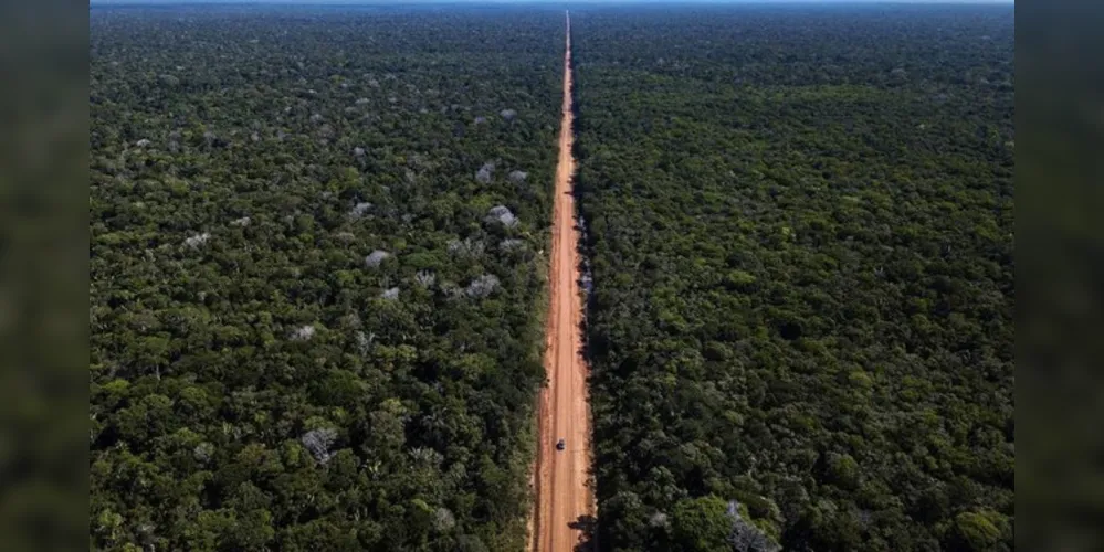 A pavimentação da rodovia, que liga os estados do Amazonas e Rondônia, vai facilitar a logística do transporte da produção agrícola da Região Norte.