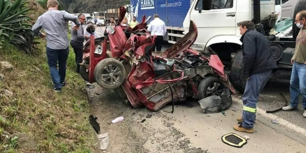 Por conta do acidente a rodovia chegou a ficar totalmente interditada