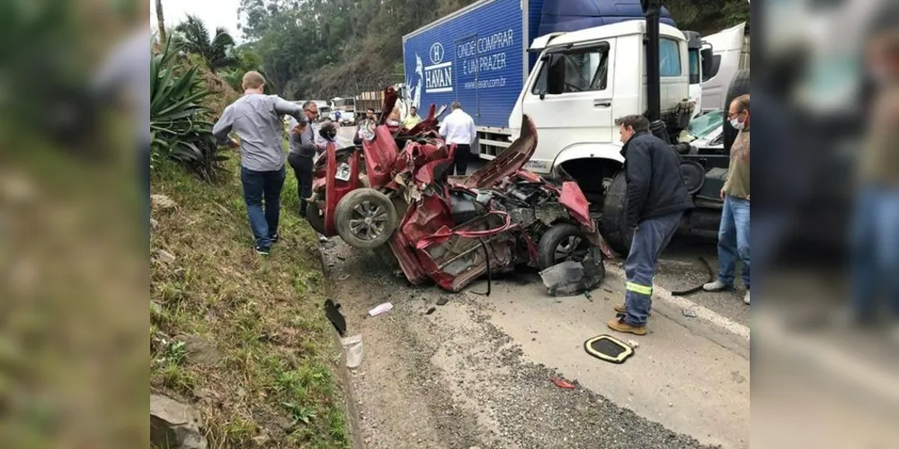 Por conta do acidente a rodovia chegou a ficar totalmente interditada