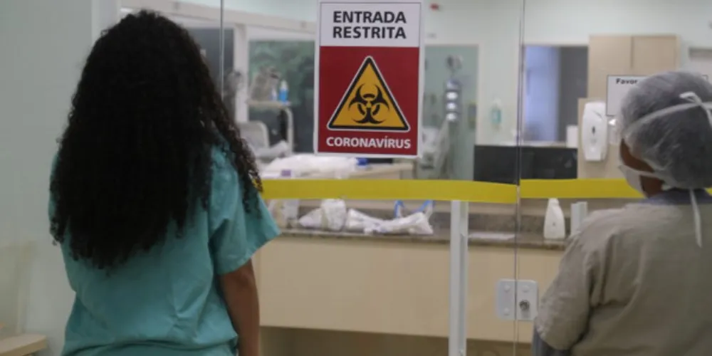 Entre os 487 mortos no Paraná, 128 tinham 80 anos ou mais. Números levam em conta os dados do boletim divulgado nesta terça-feira (23).