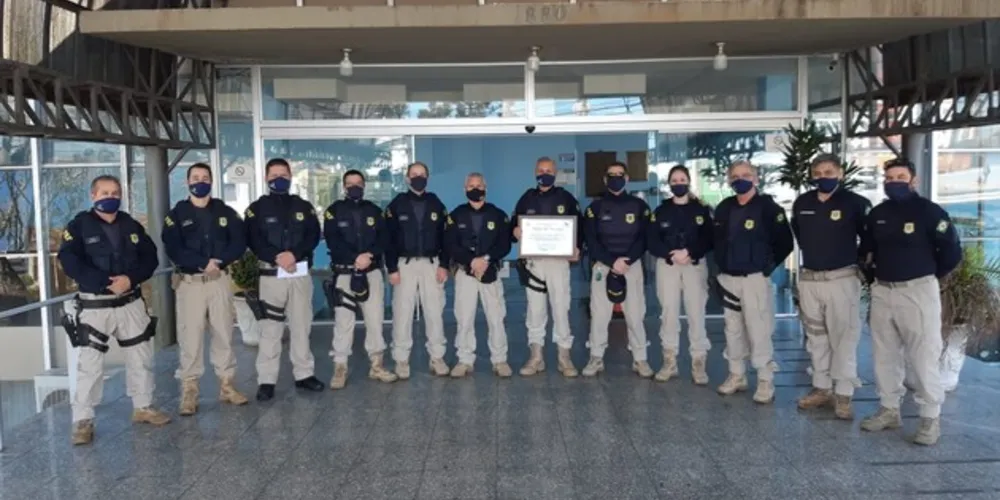 A Câmara Municipal de Ponta Grossa fez a entrega de uma Moção de Aplauso a Polícia Rodoviária Federal (PRF) dos Campos Gerais pelos serviços prestado pela entidade.