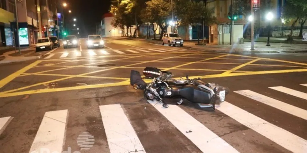 Imagem ilustrativa da imagem Batida entre caminhonete e moto deixa ferido no Centro