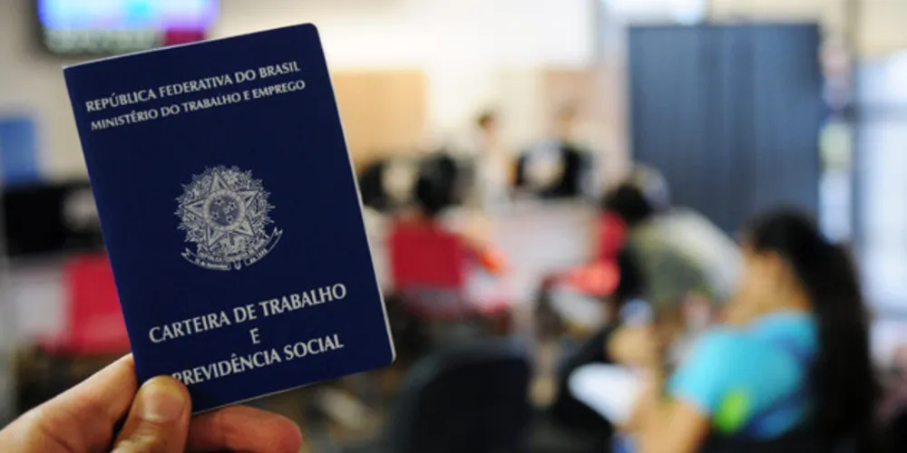 Em 2020, mais da metade dos requerimentos de seguro-desemprego, 52%, foram feitos pela internet e por aplicativo no celular. 