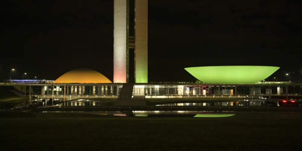 O projeto institui a Lei Brasileira de Liberdade, Responsabilidade e Transparência na Internet, que pretende criar mecanismos para garantir mais transparência nas redes sociais. 