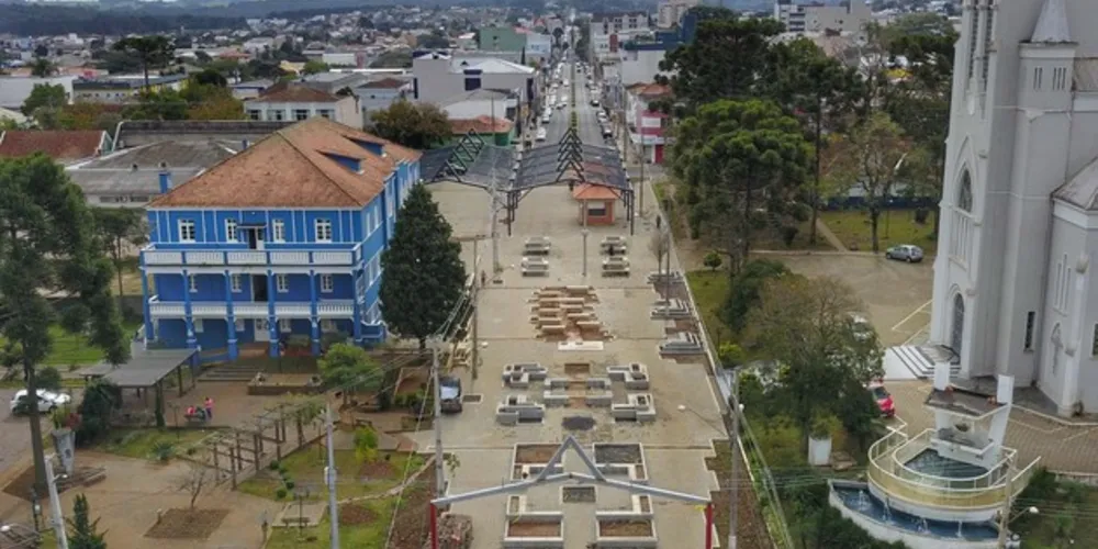 Localizada na área central da cidade, a obra do Governo do Estado será um espaço de convivência, onde famílias e visitantes poderão se encontrar para colocar a conversa em dia e tomar uma cuia de chimarrão.