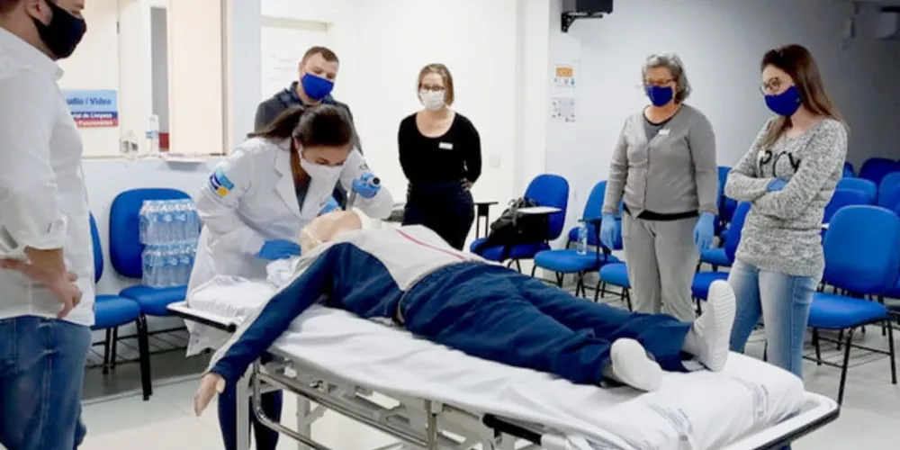Aturam como instrutores, os médicos intensivistas Thomas Markus D`Haese e Maikel Ramthun, a enfermeira coordenadora das UTIs Fernanda Berger Ribas e a fisioterapeuta Thaiza Acosta Rebonato