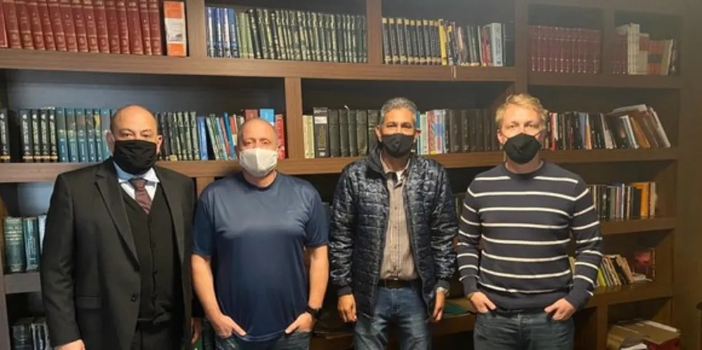 Vereadores José Carlos Sahagoff Raad, o Doutor Zeca, e Rudolf Polaco, mais o advogado Alexandre Postiglione compõem o grupo