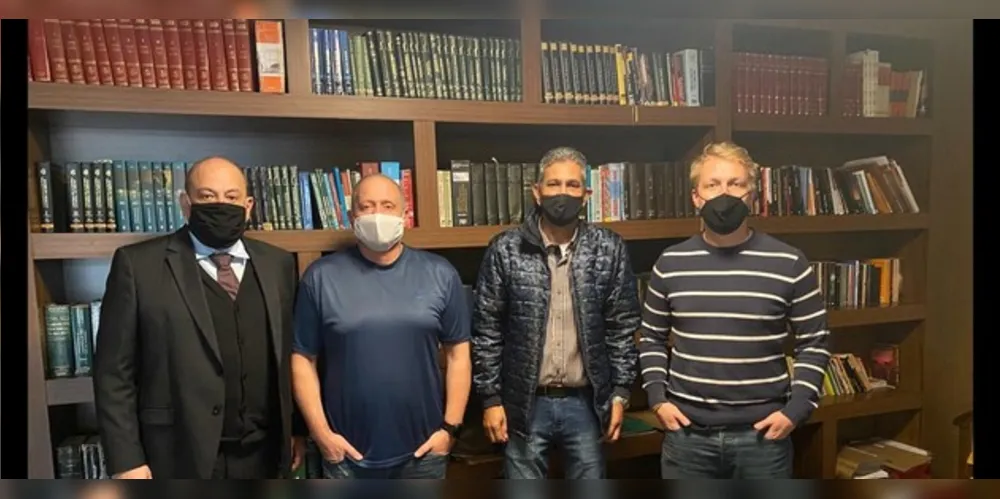 Vereadores José Carlos Sahagoff Raad, o Doutor Zeca, e Rudolf Polaco, mais o advogado Alexandre Postiglione compõem o grupo