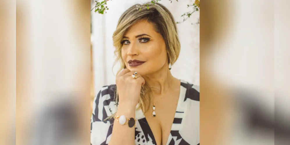 ELISÂNGELA JANUÁRIO - Nossa diva do mês é o tipo de mulher que traz na sua presença física um resumo de sua personalidade; linda, forte e vibrante, nossa convidada para o RC Entrevista do Mês é realizada na vida profissional e familiar
