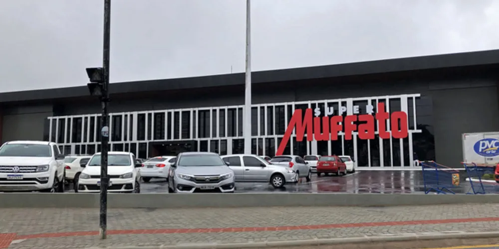 A fachada do Super Muffato Olarias tem novo design, seguindo as mais novas tendências arquitetônicas do setor