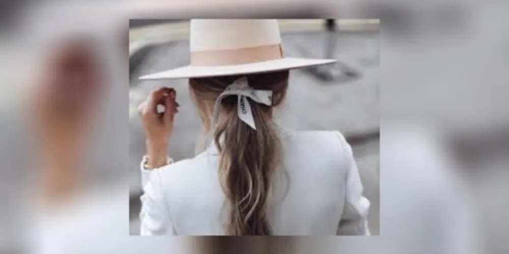 Os acessórios de cabeça sempre estiveram presentes na indumentária, no passado o chapéu era o adorno de maior importância.