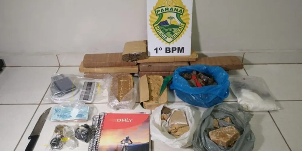 No local foi encontrado maconha, cocaína, crack, haxixe, além de dinheiro e um caderno com anotações do tráfico