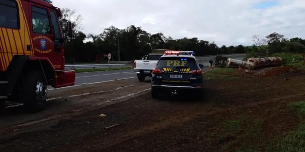 Equipes do Corpo de Bombeiros, da PRF e da concessionária da rodovia compareceram ao local