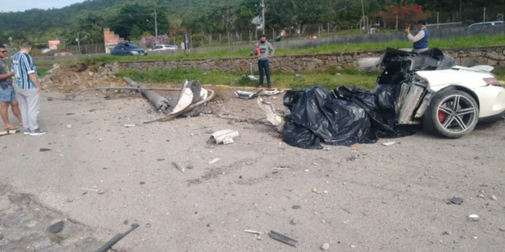 Veículo saiu da pista e colidiu contra um poste, vindo a partir no meio