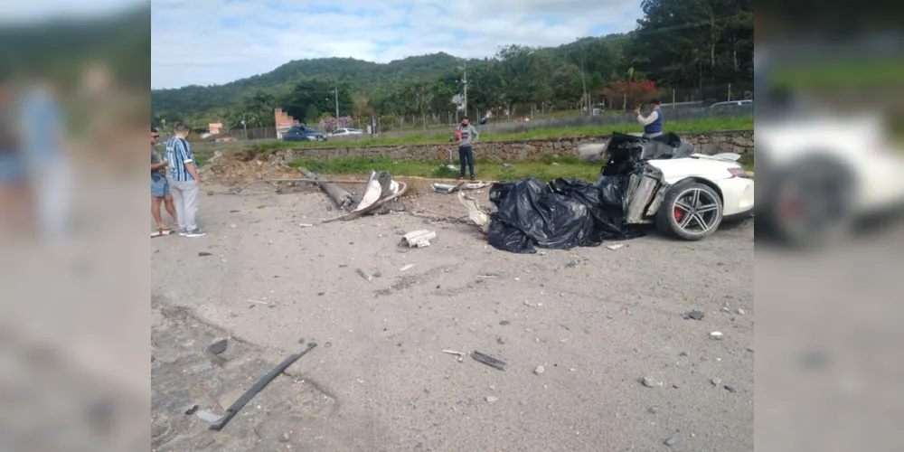 Veículo saiu da pista e colidiu contra um poste, vindo a partir no meio