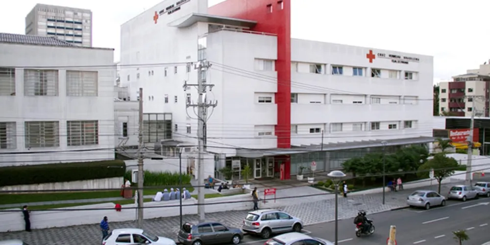Aumento no número de casos traz reflexos nos leitos dos hospitais de Curitiba e de Paranaguá
