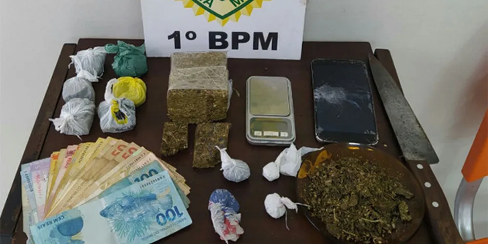 Rapaz portava buchas de maconha e pequenas porções de cocaína durante a abordagem