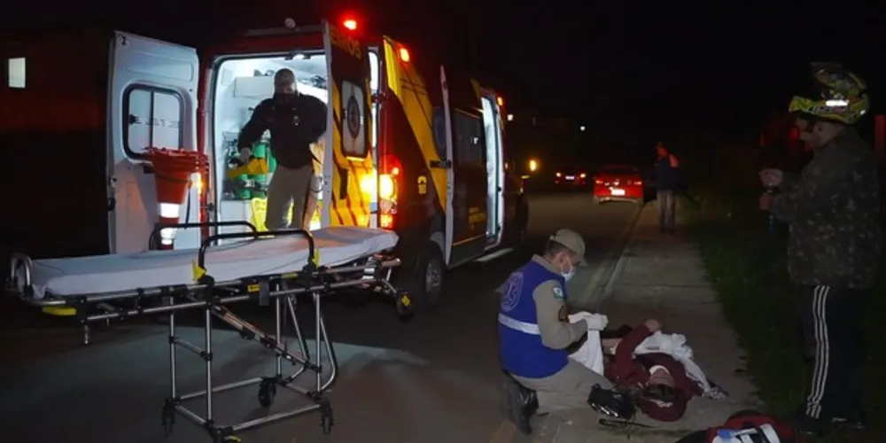 Uma das vítimas foi levada ao hospital com fratura no braço e escoriações pelo corpo