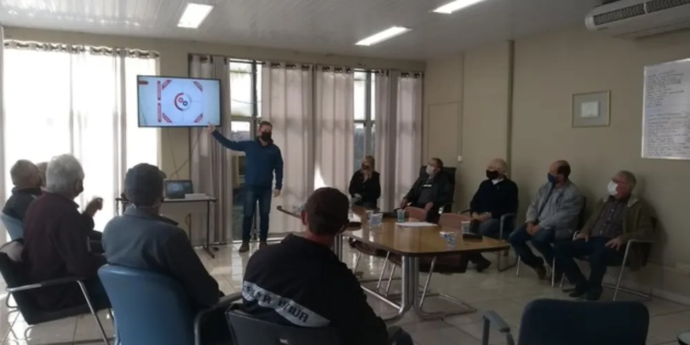 o encontro foram discutidas questões que permeiam as atividades dos feirantes atualmente